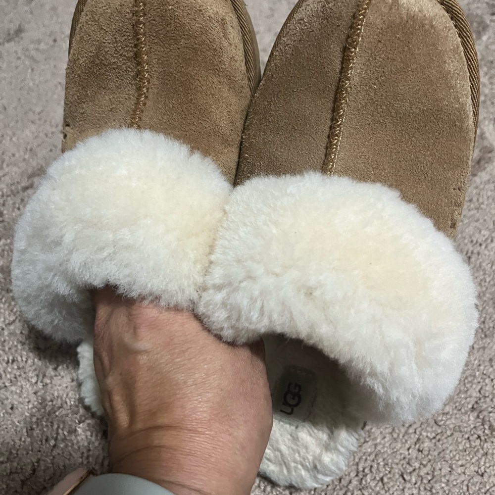 UGG SLIPPERS